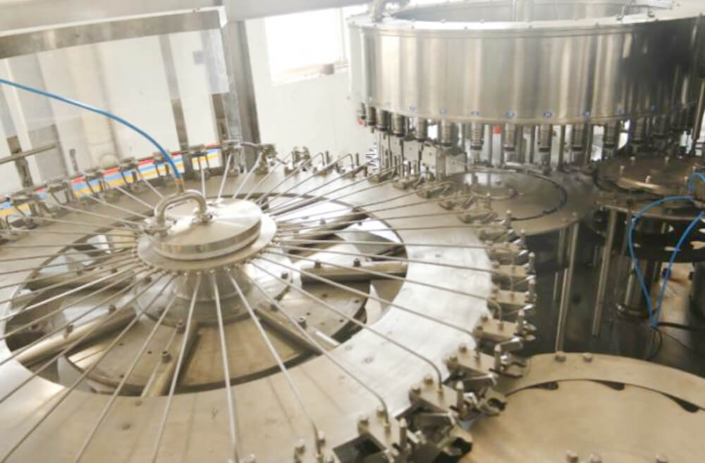 ligne de remplissage de bouteilles d'eau à grande vitesse