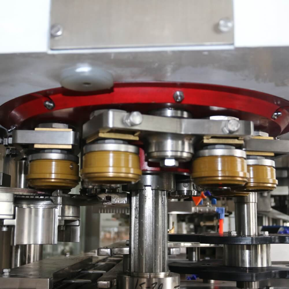 Seaming heads on a rotary can filling and seaming machine