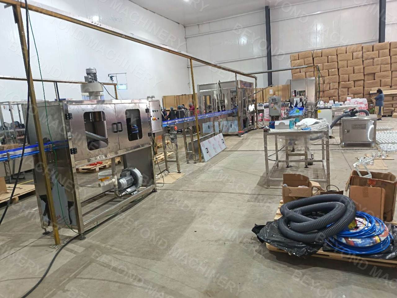 In-line air rinser for empty plastic cans before filling